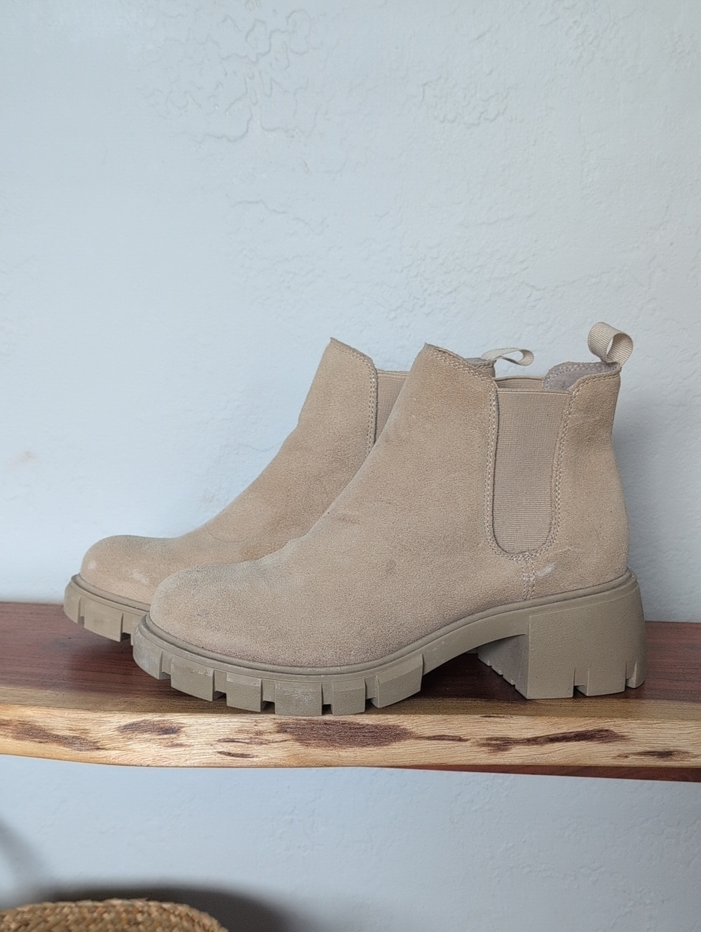 Steve Madden Howler Beige Suede Chelsea Lug Boots Size 8